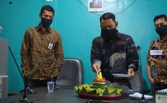 Dirgahayu Bawaslu RI Ke - 12, Bawaslu Meranti Potong Tumpeng Dan Melakukan Donor Darah