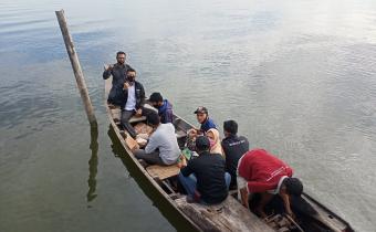 Bawaslu Kepulauan Meranti Pastikan Warga di Pedalaman Sungai Baru Desa Ketapang Permai Tidak Kehilangan Hak Pilih.