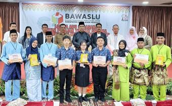 Peserta yang menjadi Juara Lomba Adu Gagasan Bawasu Kepulauan Meranti