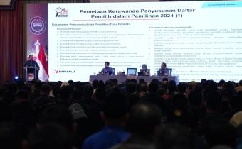 Ketua Bawaslu Rahmat Bagja (di podium kiri) menjadi nafasumber dalam Bimbingan Teknis Pemuthakiran Data Pemilih dan Penggunaan Aplikasi Sidalih untuk Pilkada 2024, di Jakarta, Selasa (4/6/2024)/foto: Publikasi dan Pemberitaan Bawaslu