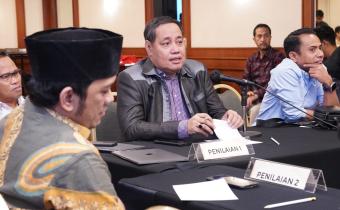 Anggota Bawaslu Herwyn JH Malonda dalam Rapat Penyusunan Rencana Aksi Reformasi Birokrasi Bawaslu Tahun 2025 dan Penilaian Usulan Nominasi Award Divisi SDMO Bawaslu Tahun 2024, di Jakarta, Senin, (17/3/2025).