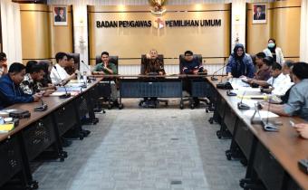 Anggota Bawaslu Totok Hariyono saat memberikan arahan kepada Bawaslu daerah di gedung Bawaslu, Rabu (12/2/2025).