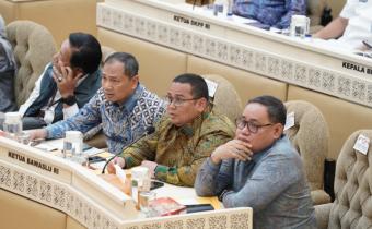 Ketua Bawaslu RI Rahmat Bahja Saat Rapat Dengar Pendapat (RDP) di ruang rapat Komisi II DPR RI, Rabu (12/02/2025).