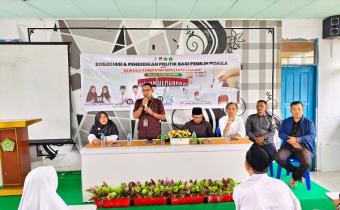 Ketua Bawaslu Kepulauan Meranti Syamsurizal, S.IP., M.IP Saat Memberikan Pemaparan pada Sosialisasi dan Pendidikan Partisipatif di MAN 1 Kepulauan Meranti