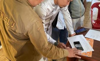 Personel Bawaslu Meranti saat melakukan pengawasan Coktas PDPB oleh KPU Kepulauan Meranti di Desa Tanah Merah, Kecamatan Rangsang Pesisir