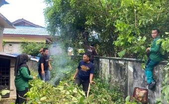 Pegawai Bawaslu Kepulauan Meranti Saat Melaksanakan Gotong Royong