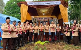 Ketua Kwatir Daerah (Kwarda) Provinsi Riau H. Irwan Nasir, M.Si, saat foto bersama didepan Stand Saka Adhyasta Pemilu Bawaslu Kepulauan Meranti di Bumi Perkemahan Rumbia Berduri Kepulauan Meranti
