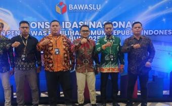 Ketua dan Anggota Bawaslu Kepulauan Meranti Syamsurizal, S.IP., M.IP Nomor 3 dari kanan dan M. Hafit S.Sos Paling ujung kiri saat foto bersama dengan anggota Bawaslu Kabupaten/kota lainnya dalam menghadiri Konsolnas Tahun 2025 di Jakarta