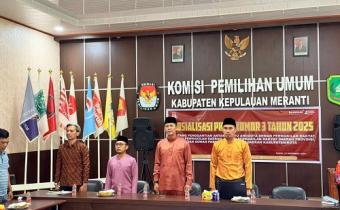 M. Hafit, S.Sos Bersama dengan dengan anggota KPU Kepulauan Meranti Saat Menghadiri Sosialisasi PKPU 3 Tahun 2025 di KPU Kepulauan Meranti