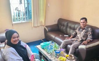 Anggota Bawaslu Kepulauan Meranti Rio Andika, M.Pd saat wawancara dengan Mahasiswa UIN Suska Riau