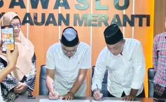 Ketua Bawaslu Kepulauan Meranti Syamsurizal, S.IP., M.IP dan Kepala Kemenag Meranti Drs. Sulman saat penandatanganan mou di Bawaslu Meranti