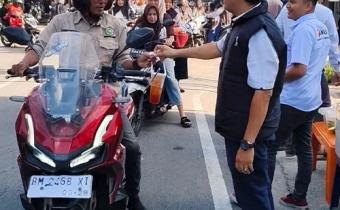 Plt. Kepala Sekretariat Bawaslu Kepulauan Meranti Eri Gunawan, S.Pd., M.Si saat membagikan takjil pada Ramadhan 1447 H di Jalan Diponegoro Selatpanjang