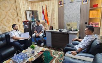 Ketua dan Anggota Bawaslu Kepulauan Meranti Syamsurizal dan Rio Andika saat menerima Kunjungan dari Imigrasi Selatpanjang