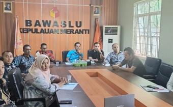 Ketua dan Anggota beserta Staf Bawaslu Kepulauan Meranti saat mengikuti zoom meeting bersama Bawaslu RI tentang Konsolidasi Nasional