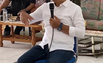 Rio Andika saat memberikan pemaparan pada kegiatan Konsolidasi Demokrasi bersama Mahasiswa KKN UNRI di Gedung Serba Guna Kantor Camat Rangsang Barat