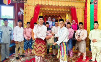 Ketua Bawaslu Kepulauan Meranti Syamsurizal saat memberikan cenderamata kepada Datuk Seri H. Afrizal Cik di Gedung LAMR Meranti pada Kunjungan Konsolidasi Demokrasi