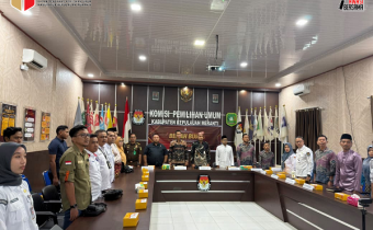 Ketua, Anggota Beserta staf saat menghadiri Bedah Buku di KPU Kepulauan Meranti