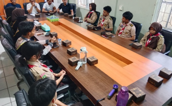 Peserta Kelas Pengawasan Pemilu bagi Gen-Z mengikuti penyampaian materi orientasi yang disampaikan Anggota Bawaslu Kabupaten Kepulauan Meranti, Rio Andika, M.Pd., Kamis (13/8/2026).