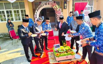 Ketua Bawaslu Membagikan Potongan Tumpeng kepada Anggota Bawaslu, Plt. Kepala Sekretariat dan Kasubbag di lingkungan Bawaslu Kepulauan Meranti