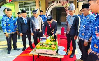 Prosesi Potong Tumpeng oleh Ketua Bawaslu Kepulauan Meranti Syamsurizal dalam rangka Syukuran Hari Ulang Tahun Bawaslu Kepulauan Meranti yang ke 8 Tahun 2026