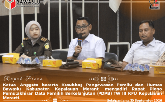Ketua Bawaslu Kepulauan Meranti saat memberikan tanggapan dan masukan pada Rapat Pleno PDPB TW 3 Tahun 2026 di KPU Kepulauan Meranti