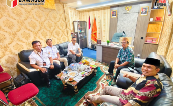 Ketua Bawaslu Provinsi Riau Alnofrizal, S.E., M.Ikom (Peci Coklat) bersama dengan Ketua, Anggota dan Kepala Sekretariat Bawaslu Kepulauan Meranti