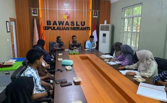 Narasumber Kelas Pengawasan Pemilu Pertemuan Ke-4 Romi Indra, S.E., M.H selaku Komisioner KPU Kepulauan Meranti dan Anggota Bawaslu Kepulauan Meranti Rio Andika, M.Pd juga Kasubbag Pengawasan Efendi, S.Ag saat bersama peserta Kelas Pengawasan Pemilu Bawaslu Kepulauan Meranti