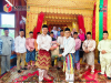 Ketua Bawaslu Kepulauan Meranti Syamsurizal saat memberikan cenderamata kepada Datuk Seri H. Afrizal Cik di Gedung LAMR Meranti pada Kunjungan Konsolidasi Demokrasi