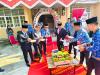 Ketua Bawaslu Membagikan Potongan Tumpeng kepada Anggota Bawaslu, Plt. Kepala Sekretariat dan Kasubbag di lingkungan Bawaslu Kepulauan Meranti